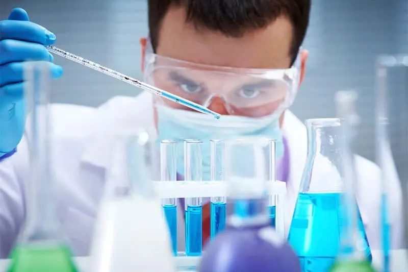 Phân tích mẫu nước trong phòng thí nghiệm để đánh giá chất lượng nước