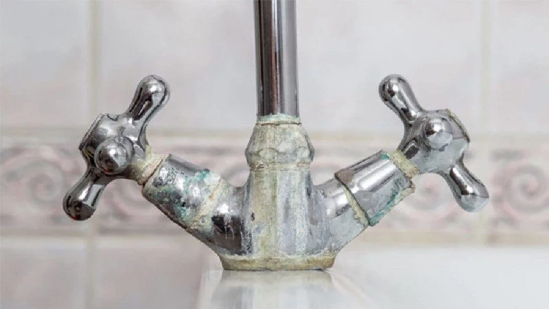 Vòi nước có lớp cặn màu trắng
