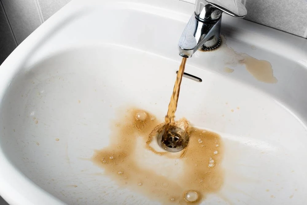 Nguồn nước sinh hoạt hiện nay cần được xử lý trước khi sử dụng