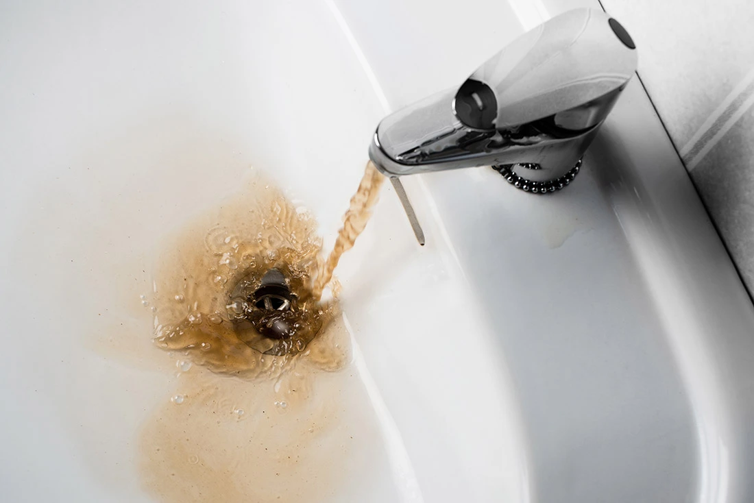 Nguồn nước có màu bất thường, mùi lạ và vị khó chịu