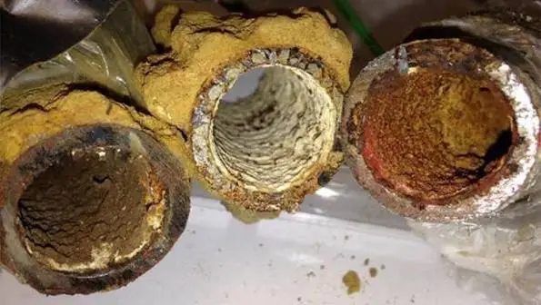 Nước cứng gây đóng cặn trong đường ống nước sinh hoạt