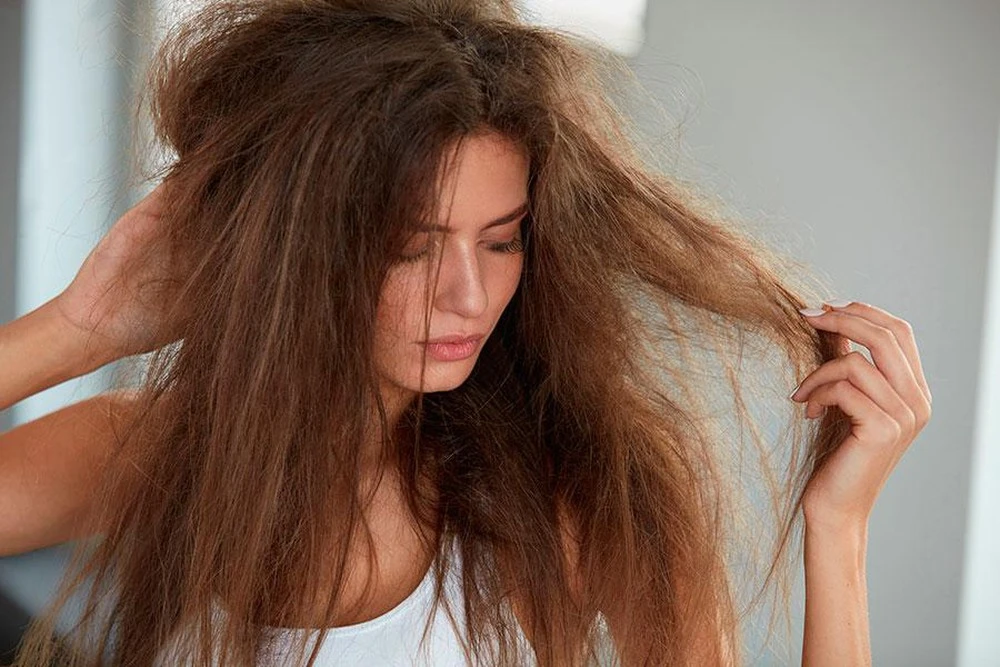 Da và tóc bị khô ráp, kích ứng thường xuyên